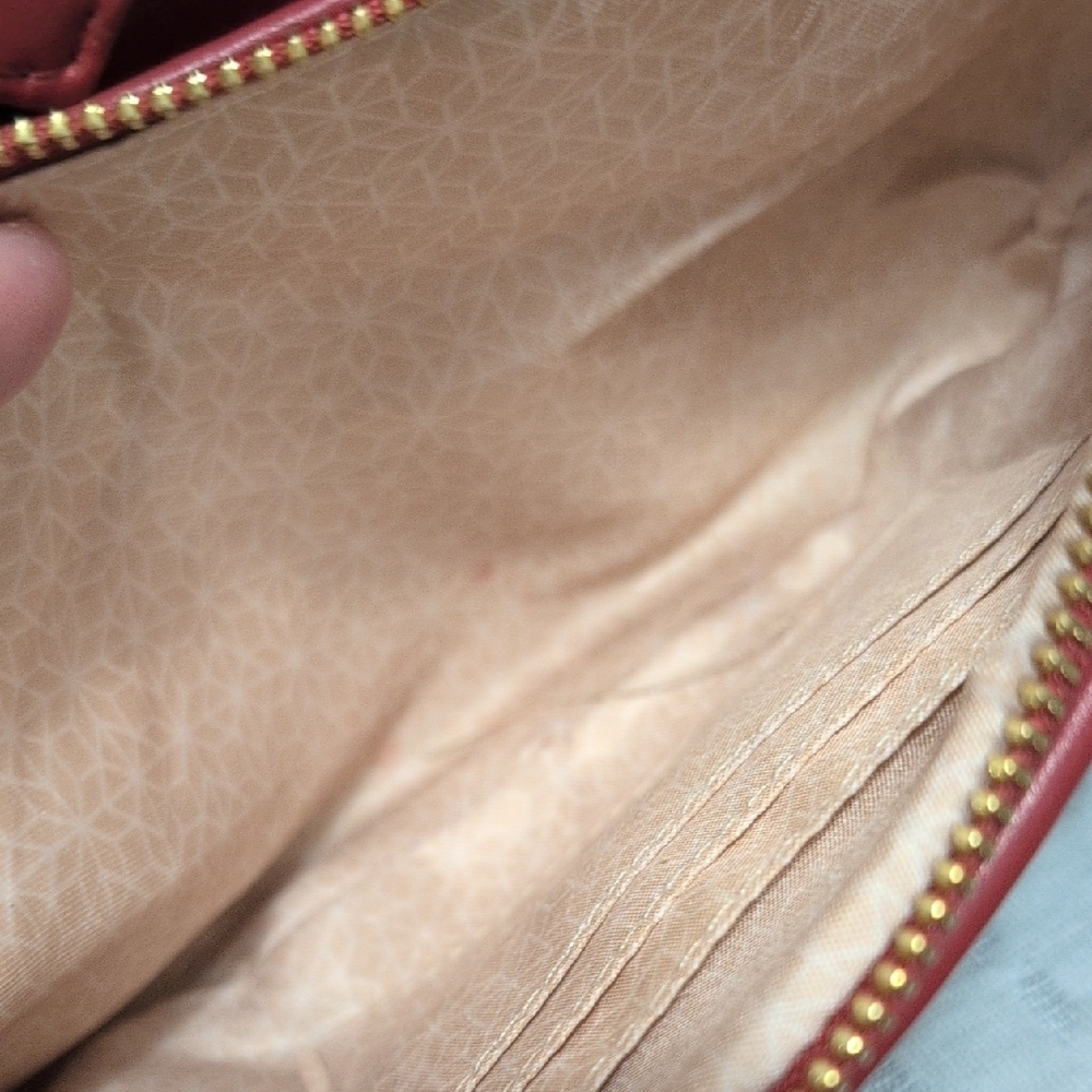 Elegant Red Crossbody Bag - Picture 2 of 9